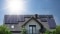Illustration d'une pompe à chaleur Vitocal 252-A de Viessmann à côté d’une unité de stockage de l’énergie photovoltaïque Vitocharge